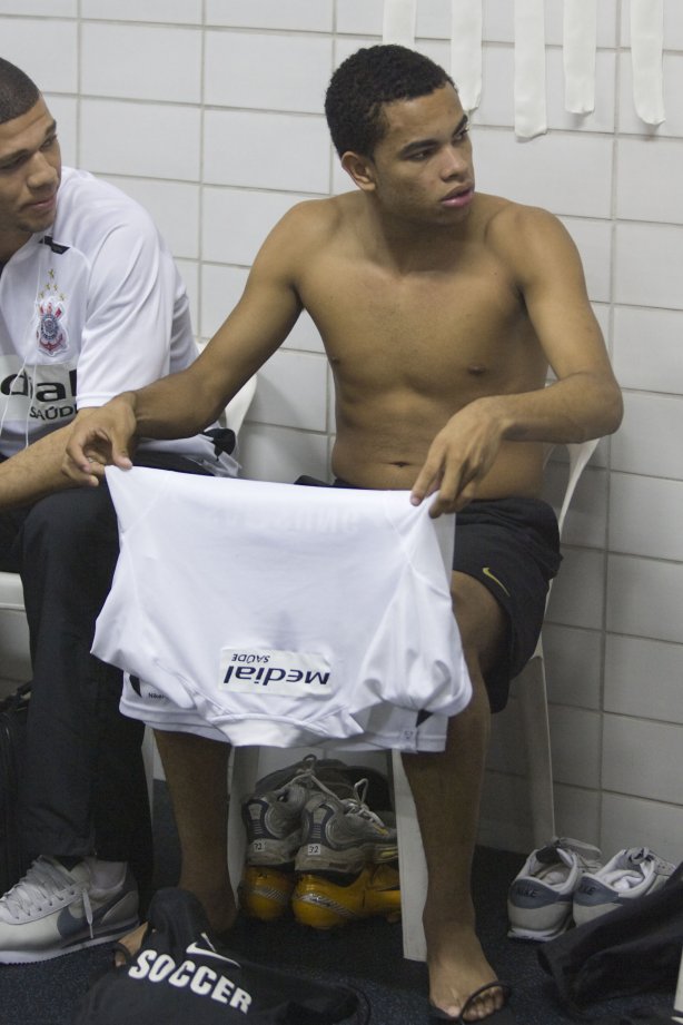 RJ - BOTAFOGO/RJ X CORINTHIANS/SP - ESPORTES - Nilton(e) e Dentinho nos vestiários antes da partida válida pelas semi-finais da Copa do Brasil 2008, partida de ida, realizada no estádio Engenhão/João Havelange, no Rio de Janeiro, nesta terca-feira a noite