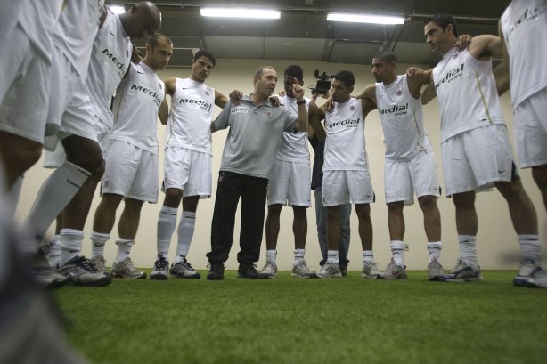RJ - BOTAFOGO/RJ X CORINTHIANS/SP - ESPORTES - O preparador físico Flavio Trevisan(c)comanda aquecimento nos vestiários antes da partida válida pelas semi-finais da Copa do Brasil 2008, partida de ida, realizada no estádio Engenhão/João Havelange, no Rio de Janeiro, nesta terca-feira a noite
