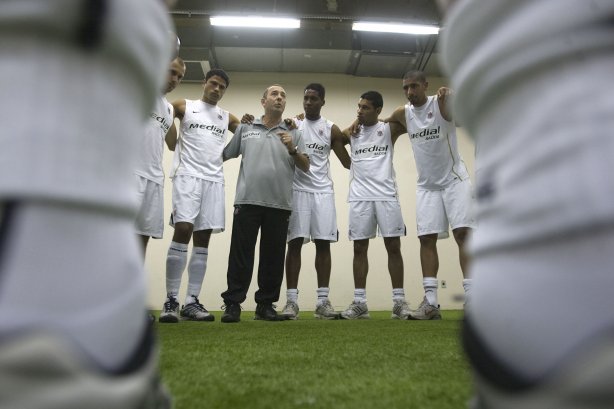 RJ - BOTAFOGO/RJ X CORINTHIANS/SP - ESPORTES - O preparador físico Flavio Trevisan comanda aquecimento nos vestiários antes da partida válida pelas semi-finais da Copa do Brasil 2008, partida de ida, realizada no estádio Engenhão/João Havelange, no Rio de Janeiro, nesta terca-feira a noite
