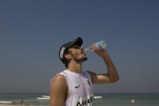 RJ - BOTAFOGO/RJ X CORINTHIANS/SP - ESPORTES - O jogador Douglas(d) na praia antes da partida válida pelas semi-finais da Copa do Brasil 2008, partida de ida, realizada no estádio Engenhão/João Havelange, no Rio de Janeiro, nesta terca-feira a noite