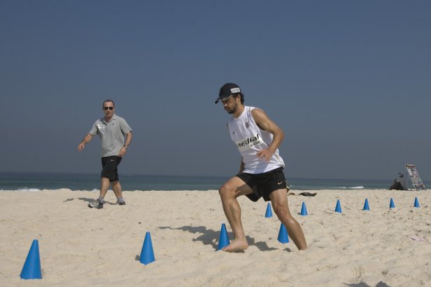 RJ - BOTAFOGO/RJ X CORINTHIANS/SP - ESPORTES - O jogador - com o preparador físico Flavio Trevisan - Douglas(d) treinou na praia antes da partida válida pelas semi-finais da Copa do Brasil 2008, partida de ida, realizada no estádio Engenhão/João Havelange, no Rio de Janeiro, nesta terca-feira a noite