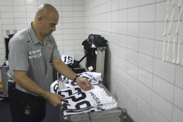 RJ - BOTAFOGO/RJ X CORINTHIANS/SP - ESPORTES - O roupeiro Edizio de Almeida nos vestiários antes da partida válida pelas semi-finais da Copa do Brasil 2008, partida de ida, realizada no estádio Engenhão/João Havelange, no Rio de Janeiro, nesta terca-feira a noite