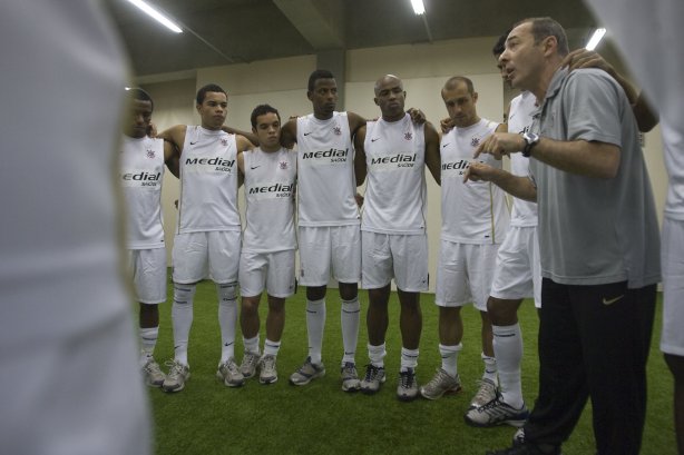 RJ - BOTAFOGO/RJ X CORINTHIANS/SP - ESPORTES - O preparador físico Flavio Trevisan(d) comanda o aquecimento nos vestiários antes da partida válida pelas semi-finais da Copa do Brasil 2008, partida de ida, realizada no estádio Engenhão/João Havelange, no Rio de Janeiro, nesta terca-feira a noite