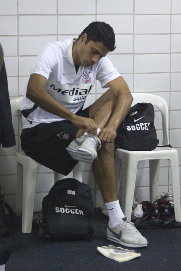 RJ - BOTAFOGO/RJ X CORINTHIANS/SP - ESPORTES - William nos vestiários antes da partida válida pelas semi-finais da Copa do Brasil 2008, partida de ida, realizada no estádio Engenhão/João Havelange, no Rio de Janeiro, nesta terca-feira a noite