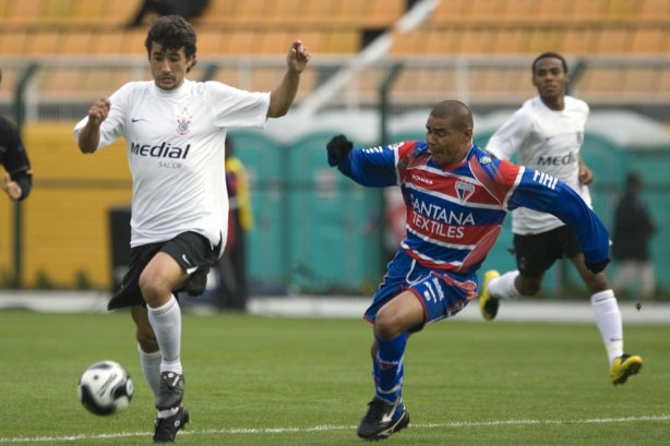 SP - CORINTHIANS/SP X FORTALEZA/CE- ESPORTES - Douglas e Dude(d) na partida válida pelo Campeonato Brasileiro da Segunda Divisao 2008, realizada no estádio do Pacaembu, neste sábado a tarde