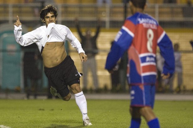 SP - CORINTHIANS/SP X FORTALEZA/CE- ESPORTES - Herrera comemora seu gol, o segundo do Corinthians na partida válida pelo Campeonato Brasileiro da Segunda Divisao 2008, realizada no estádio do Pacaembu, neste sábado a tarde