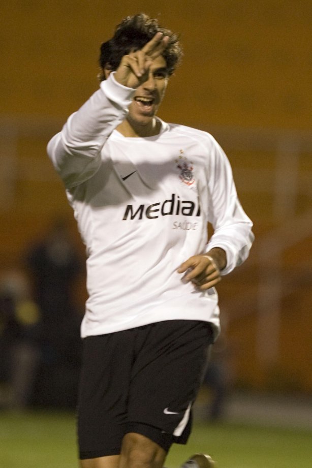 SP - CORINTHIANS/SP X FORTALEZA/CE- ESPORTES - Herrera comemora seu gol, o segundo do Corinthians na partida válida pelo Campeonato Brasileiro da Segunda Divisao 2008, realizada no estádio do Pacaembu, neste sábado a tarde