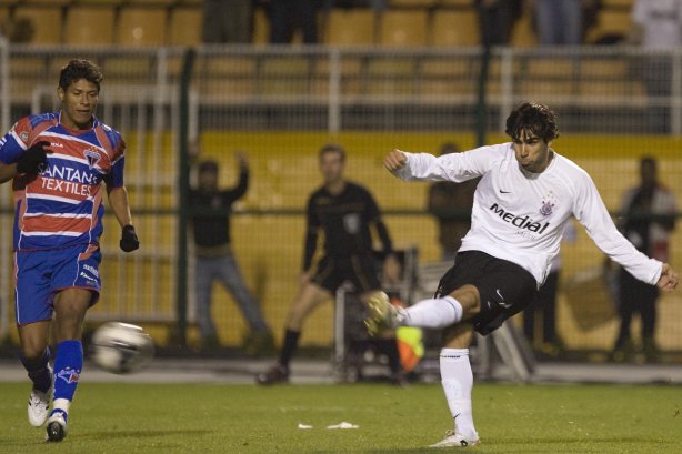 SP - CORINTHIANS/SP X FORTALEZA/CE- ESPORTES - Herrera chuta e faz o segundo gol do Corinthians na partida válida pelo Campeonato Brasileiro da Segunda Divisao 2008, realizada no estádio do Pacaembu, neste sábado a tarde