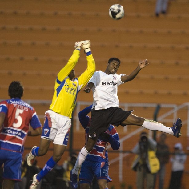 SP - CORINTHIANS/SP X FORTALEZA/CE- ESPORTES - O goleiro Tiago Cardoso divide a bola com Lima(d) na partida válida pelo Campeonato Brasileiro da Segunda Divisao 2008, realizada no estádio do Pacaembu, neste sábado a tarde