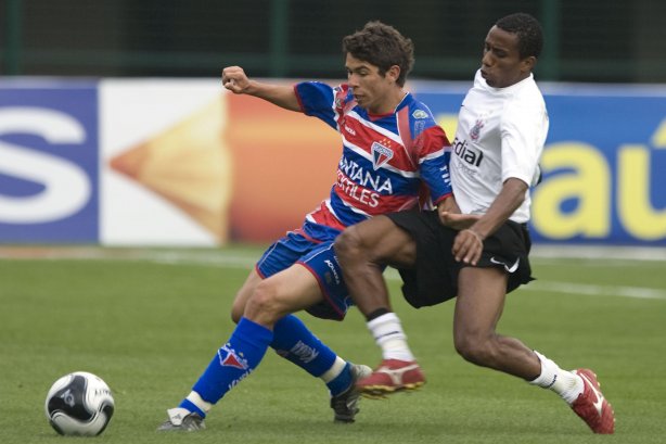 SP - CORINTHIANS/SP X FORTALEZA/CE- ESPORTES - Oswaldo e Carlos Alberto(d) na partida válida pelo Campeonato Brasileiro da Segunda Divisao 2008, realizada no estádio do Pacaembu, neste sábado a tarde
