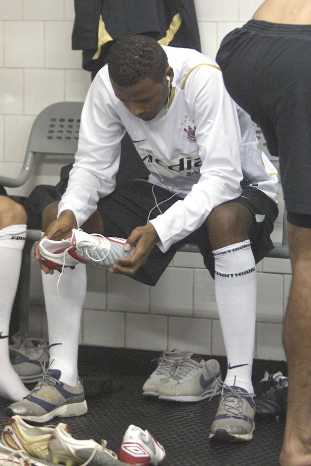 SP - CORINTHIANS/SP X SPORT/RECIFE- ESPORTES - Fabinho nos vestiários antes da primeira partida da decisão da Copa do Brasil 2008, realizada no estádio do Morumbi, nesta quarta-feira a noite