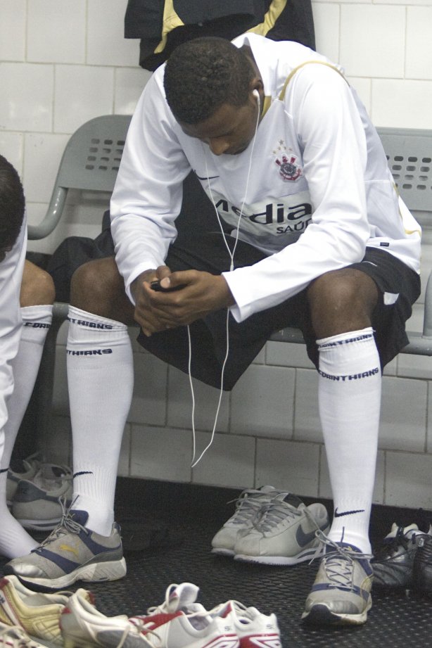 SP - CORINTHIANS/SP X SPORT/RECIFE- ESPORTES - Fabinho nos vestiários antes da primeira partida da decisão da Copa do Brasil 2008, realizada no estádio do Morumbi, nesta quarta-feira a noite