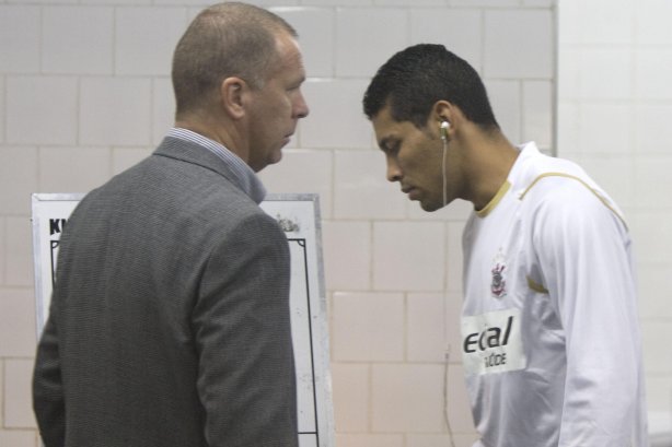 SP - CORINTHIANS/SP X SPORT/RECIFE- ESPORTES - Mano Menezes e André Santos nos vestiários antes da primeira partida da decisão da Copa do Brasil 2008, realizada no estádio do Morumbi, nesta quarta-feira a noite
