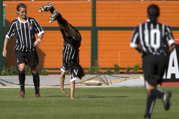 Campeonato Paulista de futebol feminino; Corinthians x Cotia Kurdana; Renata Capobianco(e) e (10) Luana comeram o quinto gol do Corinthians feito por Nildinha(c)durante partida realizada hoje, sábado a tarde no estádio do Pacaembu;