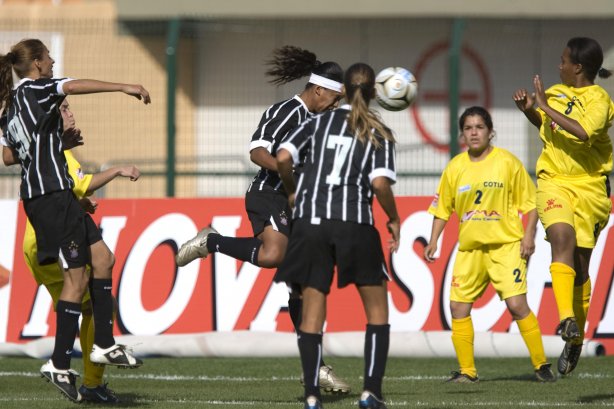 Campeonato Paulista de futebol feminino; Corinthians x Cotia Kurdana; Deva (de fita branca na cabeca) faz o quarto gol do Corinthians durante partida realizada hoje, sábado a tarde no estádio do Pacaembu;