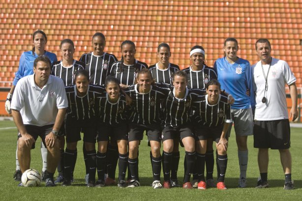 Campeonato Paulista de futebol feminino; Corinthians x Cotia Kurdana; Time posado do time de futebol feminino do Corinthians durante partida realizada hoje, sábado a tarde no estádio do Pacaembu;