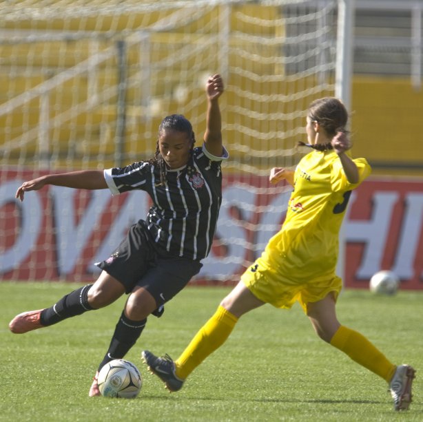 Campeonato Paulista de futebol feminino; Corinthians x Cotia Kurdana; A lateral-direita Paula Santos(e) durante partida realizada hoje, sábado a tarde no estádio do Pacaembu;