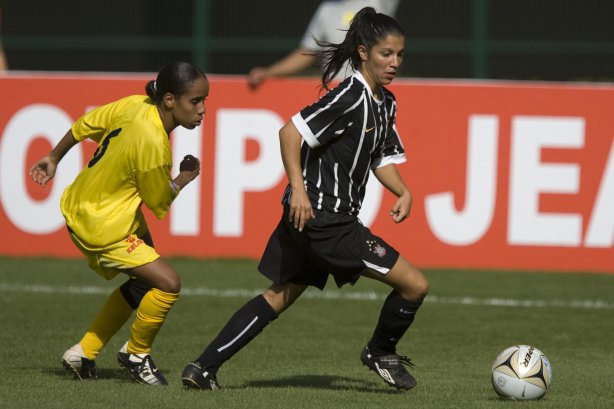 Campeonato Paulista de futebol feminino; Corinthians x Cotia Kurdana; Paulo Baptista(d) durante partida realizada hoje, sábado a tarde no estádio do Pacaembu;