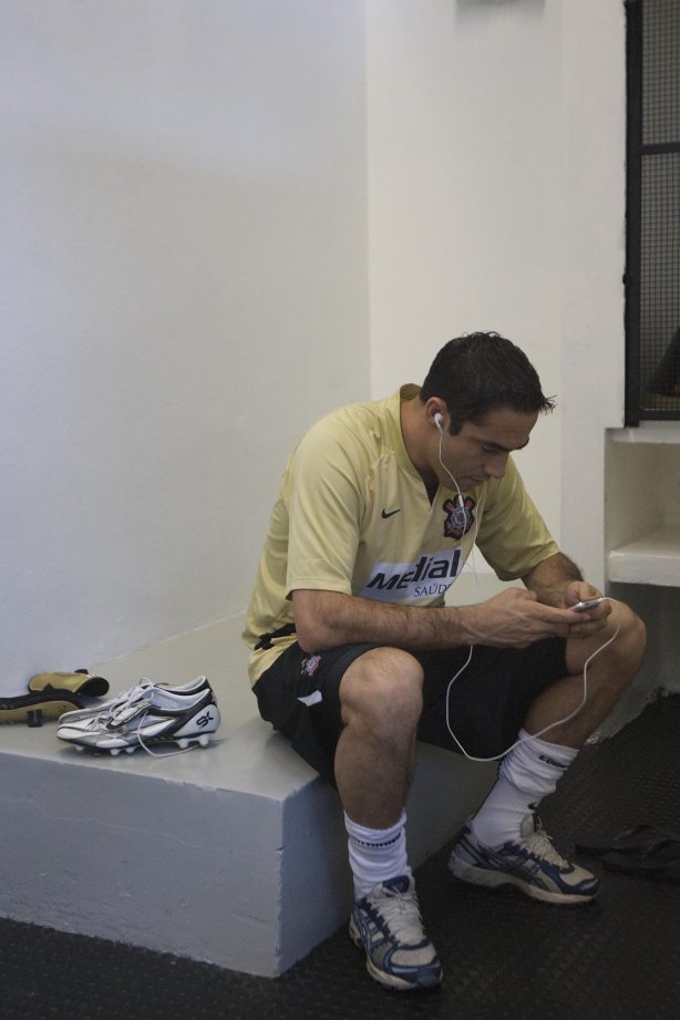 SP - CORINTHIANS/SP X BRASILIENSE/DF - ESPORTES - Chicão nos vestiários antes da partida válida pelo Campeonato Brasileiro da segunda divisão 2008, primeiro turno, realizada no estádio do Pacaembu, zona oeste da cidade, neste sábado a tarde