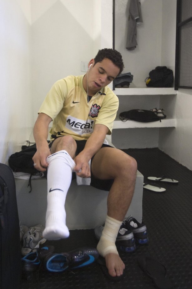 SP - CORINTHIANS/SP X BRASILIENSE/DF - ESPORTES - Lulinha nos vestiários antes da partida válida pelo Campeonato Brasileiro da segunda divisão 2008, primeiro turno, realizada no estádio do Pacaembu, zona oeste da cidade, neste sábado a tarde