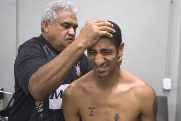 SP - CORINTHIANS/SP X BRASILIENSE/DF - ESPORTES - O massagista Ceará e Acosta nos vestiários antes da partida válida pelo Campeonato Brasileiro da segunda divisão 2008, primeiro turno, realizada no estádio do Pacaembu, zona oeste da cidade, neste sábado a tarde