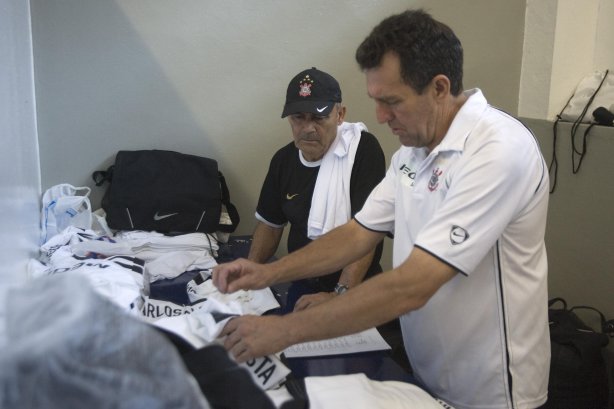 SP - CORINTHIANS/SP X BRASILIENSE/DF - ESPORTES - Os roupeiros Miranda(e) e Carlos nos vestiários antes da partida válida pelo Campeonato Brasileiro da segunda divisão 2008, primeiro turno, realizada no estádio do Pacaembu, zona oeste da cidade, neste sábado a tarde