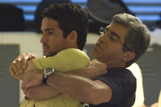 SP - PONTE PRETA/CAMPINAS X CORINTHIANS/SP - ESPORTES - O fisioterapeuta Paulo Vieira faz alongamento em Denis nos vestiários antes da partida válida pelo Campeonato Brasileiro da segunda divisão 2008, primeiro turno, realizada no estádio Moisés Lucarelli, em Campinas, interior de São Paulo, neste sábado a tarde