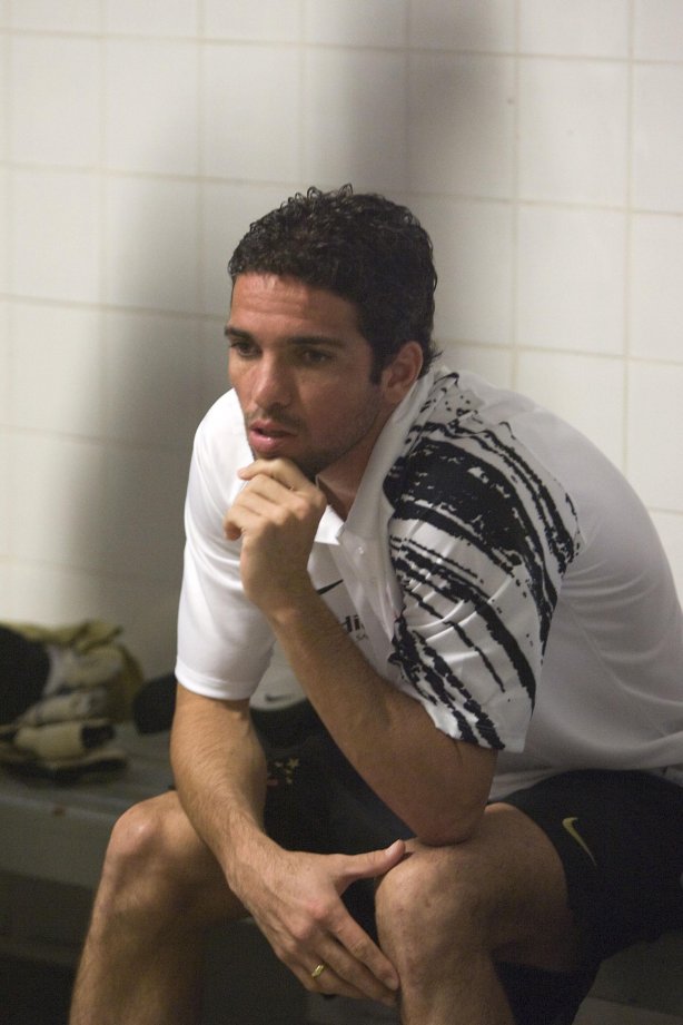 SP - PONTE PRETA/CAMPINAS X CORINTHIANS/SP - ESPORTES - Denis nos vestiários antes da partida válida pelo Campeonato Brasileiro da segunda divisão 2008, primeiro turno, realizada no estádio Moisés Lucarelli, em Campinas, interior de São Paulo, neste sábado a tarde