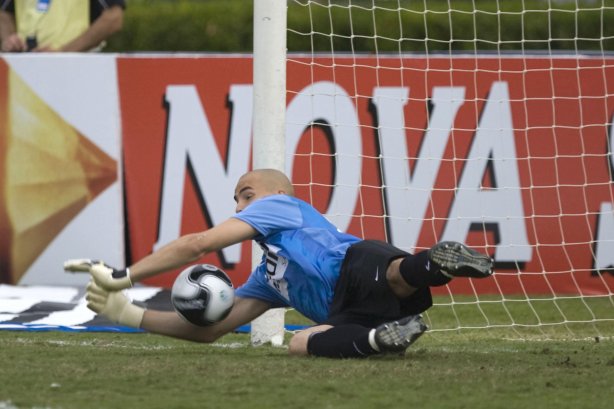 SP - PONTE PRETA/CAMPINAS X CORINTHIANS/SP - ESPORTES - Julio Cesar defende penalti durante partida válida pelo Campeonato Brasileiro da segunda divisão 2008, primeiro turno, realizada no estádio Moisés Lucarelli, em Campinas, interior de São Paulo, neste sábado a tarde