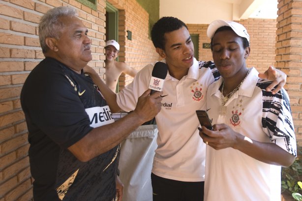 SP - BRAGANTINO/BRAGANCA PAULISTA X CORINTHIANS/SP - ESPORTES - O massagista Ceará entrevista Dentinho e Carlos Alberto no hotel aonde o time esta concentrado, antes da partida válida pelo Campeonato Brasileiro da segunda divisão 2008, primeiro turno, realizada no estádio Santa Cruz, em Ribeirão Preto, interior de São Paulo, nesta quarta-feira a noite