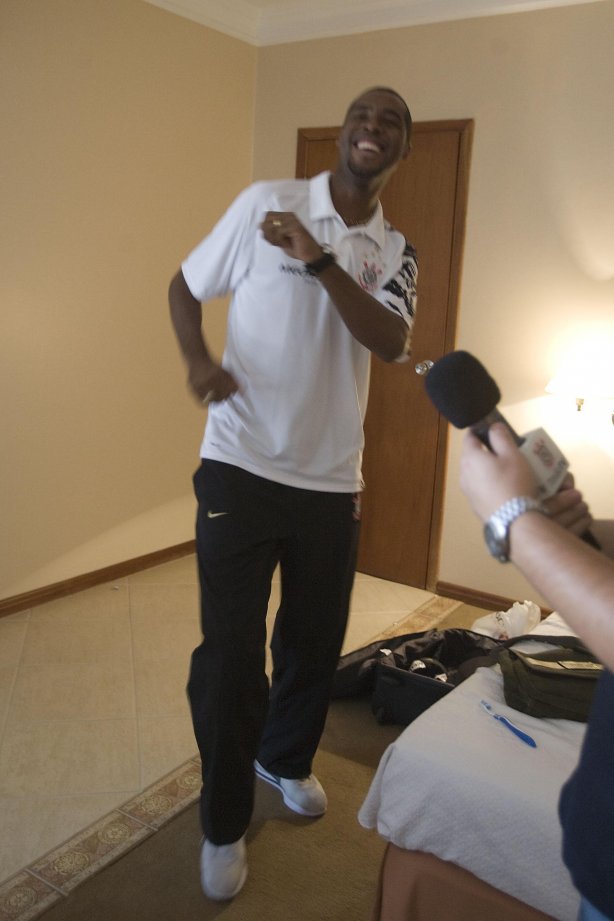 SP - BRAGANTINO/BRAGANCA PAULISTA X CORINTHIANS/SP - ESPORTES - Lima ensaia coreografia se fizer um gol hoje a noite, no hotel aonde o time esta concentrado, antes da partida válida pelo Campeonato Brasileiro da segunda divisão 2008, primeiro turno, realizada no estádio Santa Cruz, em Ribeirão Preto, interior de São Paulo, nesta quarta-feira a noite