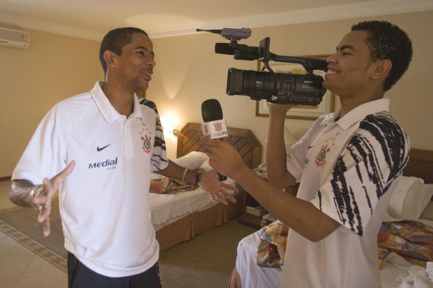 SP - BRAGANTINO/BRAGANCA PAULISTA X CORINTHIANS/SP - ESPORTES - Dentinho entrevista Wellington saci no hotel aonde o time esta concentrado, antes da partida válida pelo Campeonato Brasileiro da segunda divisão 2008, primeiro turno, realizada no estádio Santa Cruz, em Ribeirão Preto, interior de São Paulo, nesta quarta-feira a noite