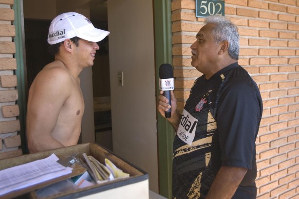 SP - BRAGANTINO/BRAGANCA PAULISTA X CORINTHIANS/SP - ESPORTES - O massagista Ceará entrevista Lulinha no hotel aonde o time esta concentrado, antes da partida válida pelo Campeonato Brasileiro da segunda divisão 2008, primeiro turno, realizada no estádio Santa Cruz, em Ribeirão Preto, interior de São Paulo, nesta quarta-feira a noite