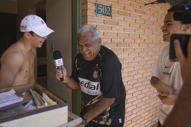 SP - BRAGANTINO/BRAGANCA PAULISTA X CORINTHIANS/SP - ESPORTES - O massagista Cera entrevista Lulinha no hotel aonde o time esta concentrado, antes da partida válida pelo Campeonato Brasileiro da segunda divisão 2008, primeiro turno, realizada no estádio Santa Cruz, em Ribeirão Preto, interior de São Paulo, nesta quarta-feira a noite