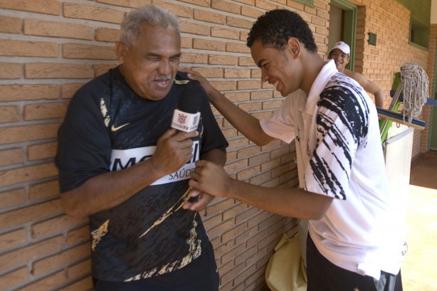 SP - BRAGANTINO/BRAGANCA PAULISTA X CORINTHIANS/SP - ESPORTES - O massagista Ceará entrevista Dentinho no hotel aonde o time esta concentrado, antes da partida válida pelo Campeonato Brasileiro da segunda divisão 2008, primeiro turno, realizada no estádio Santa Cruz, em Ribeirão Preto, interior de São Paulo, nesta quarta-feira a noite