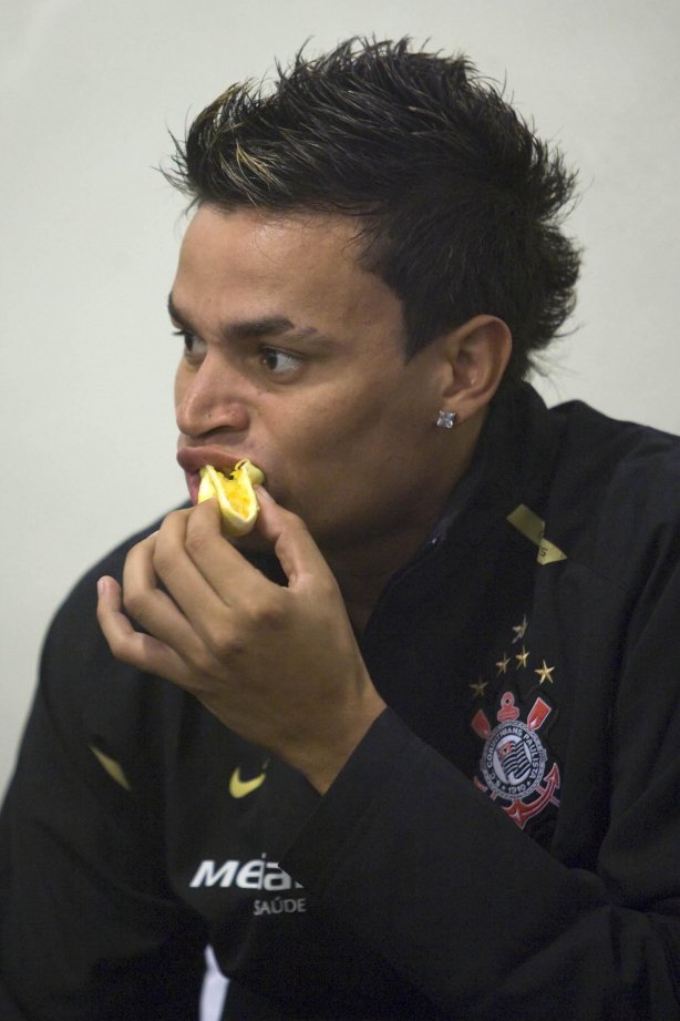 SP - BRAGANTINO/BRAGANCA PAULISTA X CORINTHIANS/SP - ESPORTES - nos vestiários antes da partida válida pelo Campeonato Brasileiro da segunda divisão 2008, primeiro turno, realizada no estádio Santa Cruz, em Ribeirão Preto, interior de São Paulo, nesta quarta-feira a noite