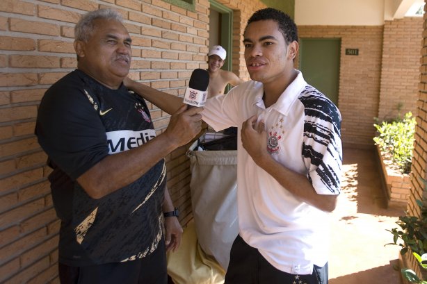 SP - BRAGANTINO/BRAGANCA PAULISTA X CORINTHIANS/SP - ESPORTES - O massagista Ceará entrevista Dentinho e Lulinha observa no hotel aonde o time esta concentrado, antes da partida válida pelo Campeonato Brasileiro da segunda divisão 2008, primeiro turno, realizada no estádio Santa Cruz, em Ribeirão Preto, interior de São Paulo, nesta quarta-feira a noite