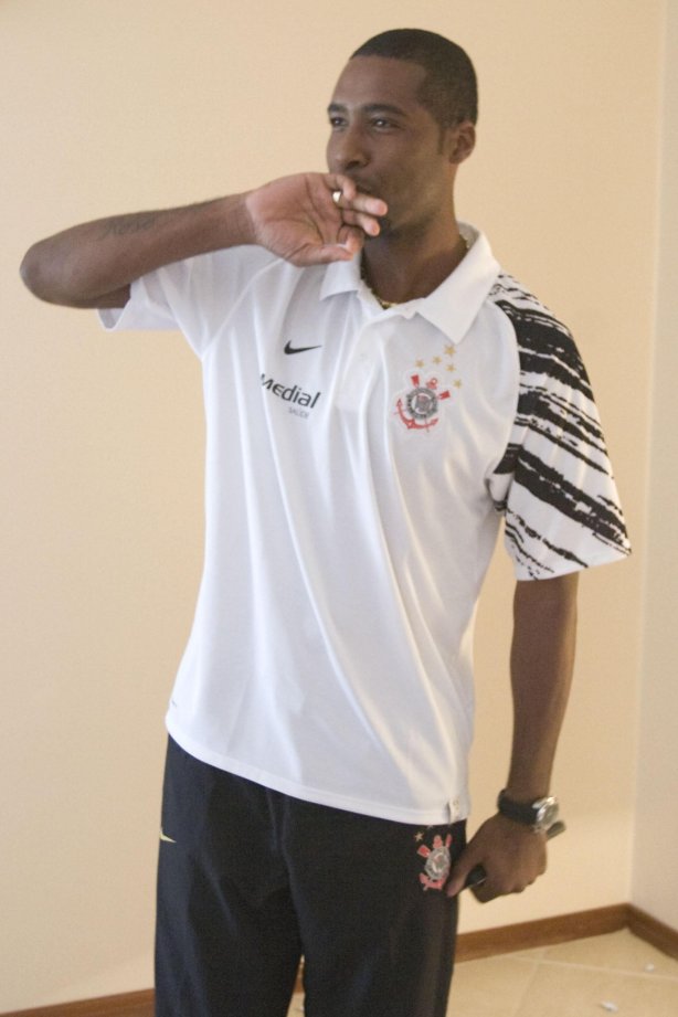 SP - BRAGANTINO/BRAGANCA PAULISTA X CORINTHIANS/SP - ESPORTES - Lima ensaia coreografia se fizer algum gol hoje a noite no hotel aonde o time esta concentrado, antes da partida válida pelo Campeonato Brasileiro da segunda divisão 2008, primeiro turno, realizada no estádio Santa Cruz, em Ribeirão Preto, interior de São Paulo, nesta quarta-feira a noite