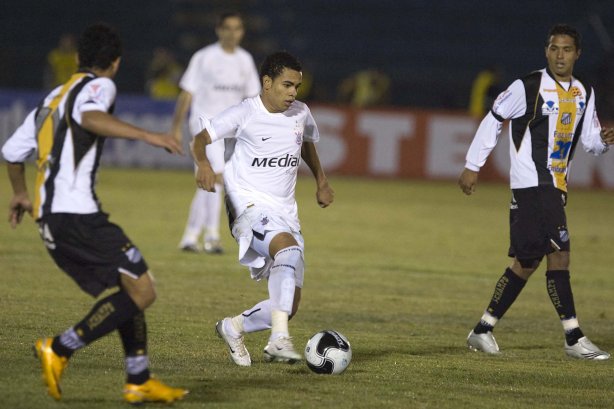 SP - BRAGANTINO/BRAGANCA PAULISTA X CORINTHIANS/SP - ESPORTES - durante partida válida pelo Campeonato Brasileiro da segunda divisão 2008, primeiro turno, realizada no estádio Santa Cruz, em Ribeirão Preto, interior de São Paulo, nesta quarta-feira a noite