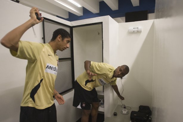 SP - CORINTHIANS/SP X SAO CAETANO/SP - ESPORTES - Acosta e Lima nos vestiários antes da partida válida pelo Campeonato Brasileiro da segunda divisão 2008, primeiro turno, realizada no estádio do Pacaembu, zona oeste de São Paulo, neste sábado a tarde