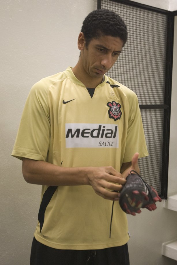 SP - CORINTHIANS/SP X SAO CAETANO/SP - ESPORTES - Acosta nos vestiários antes da partida válida pelo Campeonato Brasileiro da segunda divisão 2008, primeiro turno, realizada no estádio do Pacaembu, zona oeste de São Paulo, neste sábado a tarde