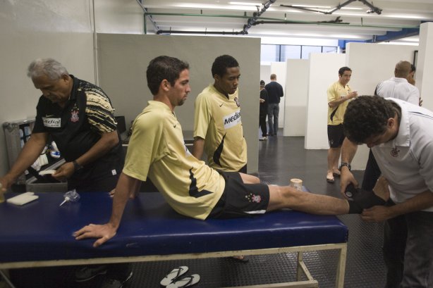 SP - CORINTHIANS/SP X SAO CAETANO/SP - ESPORTES - Ceará(e) massagista; Denis, sentado; Elias, atras, e o fisioterapeuta Julio Suman(d) nos vestiários antes da partida válida pelo Campeonato Brasileiro da segunda divisão 2008, primeiro turno, realizada no estádio do Pacaembu, zona oeste de São Paulo, neste sábado a tarde