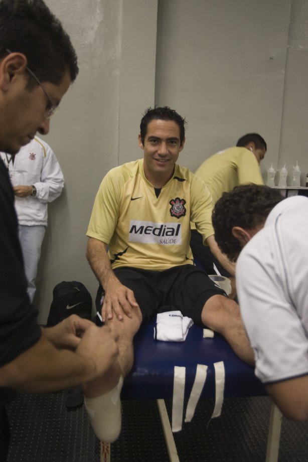 SP - CORINTHIANS/SP X SAO CAETANO/SP - ESPORTES - Chicão nos vestiários antes da partida válida pelo Campeonato Brasileiro da segunda divisão 2008, primeiro turno, realizada no estádio do Pacaembu, zona oeste de São Paulo, neste sábado a tarde