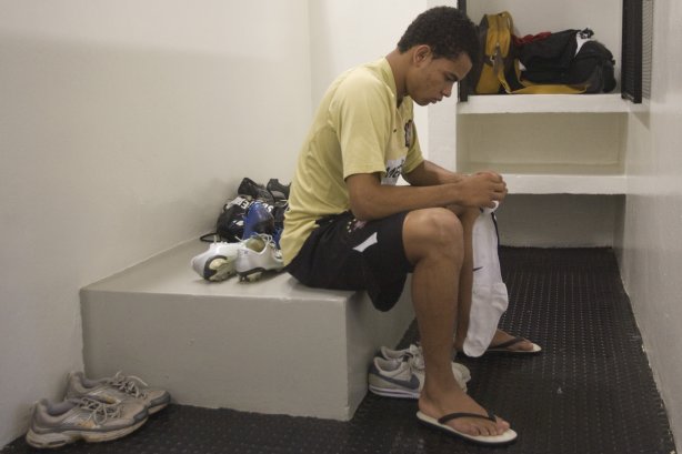 SP - CORINTHIANS/SP X SAO CAETANO/SP - ESPORTES - Dentinho nos vestiários antes da partida válida pelo Campeonato Brasileiro da segunda divisão 2008, primeiro turno, realizada no estádio do Pacaembu, zona oeste de São Paulo, neste sábado a tarde