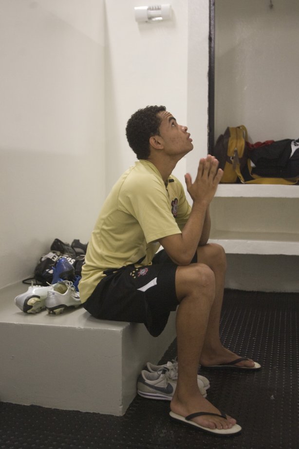 SP - CORINTHIANS/SP X SAO CAETANO/SP - ESPORTES - Dentinho nos vestiários antes da partida válida pelo Campeonato Brasileiro da segunda divisão 2008, primeiro turno, realizada no estádio do Pacaembu, zona oeste de São Paulo, neste sábado a tarde