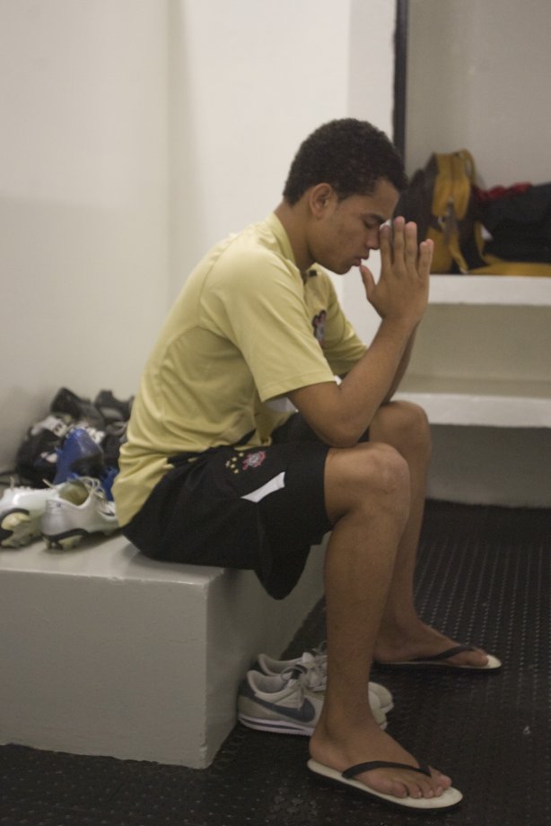 SP - CORINTHIANS/SP X SAO CAETANO/SP - ESPORTES - Dentinho nos vestiários antes da partida válida pelo Campeonato Brasileiro da segunda divisão 2008, primeiro turno, realizada no estádio do Pacaembu, zona oeste de São Paulo, neste sábado a tarde