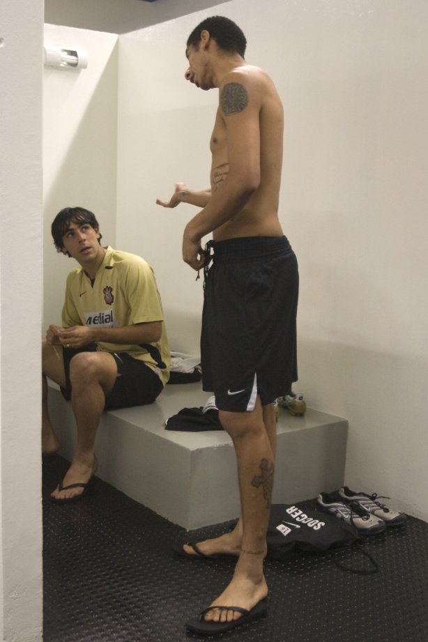 SP - CORINTHIANS/SP X SAO CAETANO/SP - ESPORTES - Herrera e Acosta nos vestiários antes da partida válida pelo Campeonato Brasileiro da segunda divisão 2008, primeiro turno, realizada no estádio do Pacaembu, zona oeste de São Paulo, neste sábado a tarde