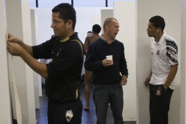 SP - CORINTHIANS/SP X SAO CAETANO/SP - ESPORTES - Mano Menezes conversa com André Santos(d) nos vestiários antes da partida válida pelo Campeonato Brasileiro da segunda divisão 2008, primeiro turno, realizada no estádio do Pacaembu, zona oeste de São Paulo, neste sábado a tarde