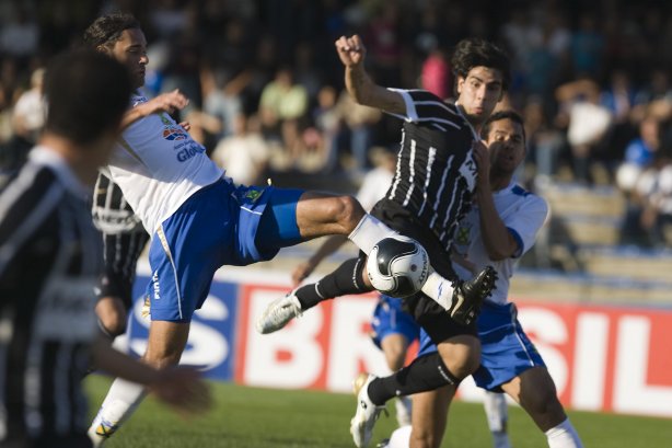 SP - SANTO ANDRE X CORINTHIANS - ESPORTES - durante partida válida pelo Campeonato Brasileiro da segunda divisão 2008, primeiro turno, realizada no estádio Bruno José Daniel, em Santo André, municipio de São Paulo, neste sábado a tarde