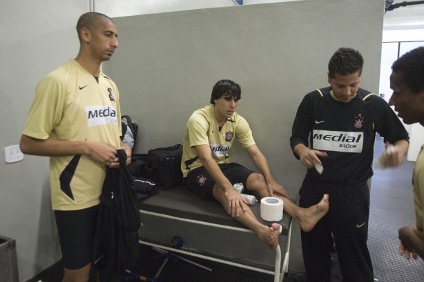 SP - CORINTHIANS X BAHIA - ESPORTES - nos vestiários antes da partida válida pelo Campeonato Brasileiro da segunda divisão 2008, primeiro turno, realizada no estádio do Pacaembu, zona oeste da cidade, neste sábado a tarde